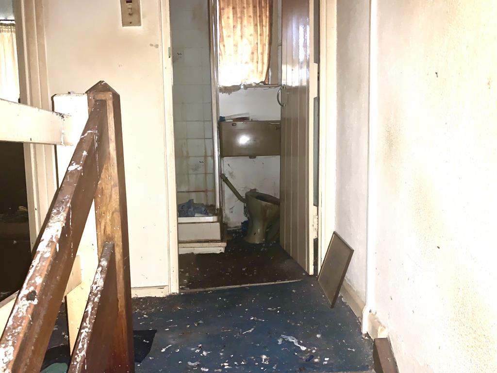 Lot: 53 - PROPERTY FOR COMPLETE REFURBISHMENT OR REPLACEMENT -